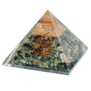 Pyramide Orgonite et Émeraude avec Pointe en Cristal de Roche (70 mm)
