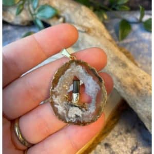 Pendentif en agate dorée avec bâton de tourmaline