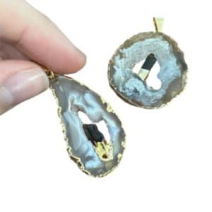 Pendentif en agate dorée avec bâton de tourmaline