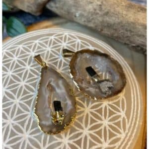 Pendentif en agate dorée avec bâton de tourmaline