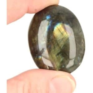 Une pierre roulée en labradorite de qualité unique de Madagascar