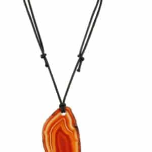 Pendentif en agate de couleur naturelle sur cordon de lavage réglable